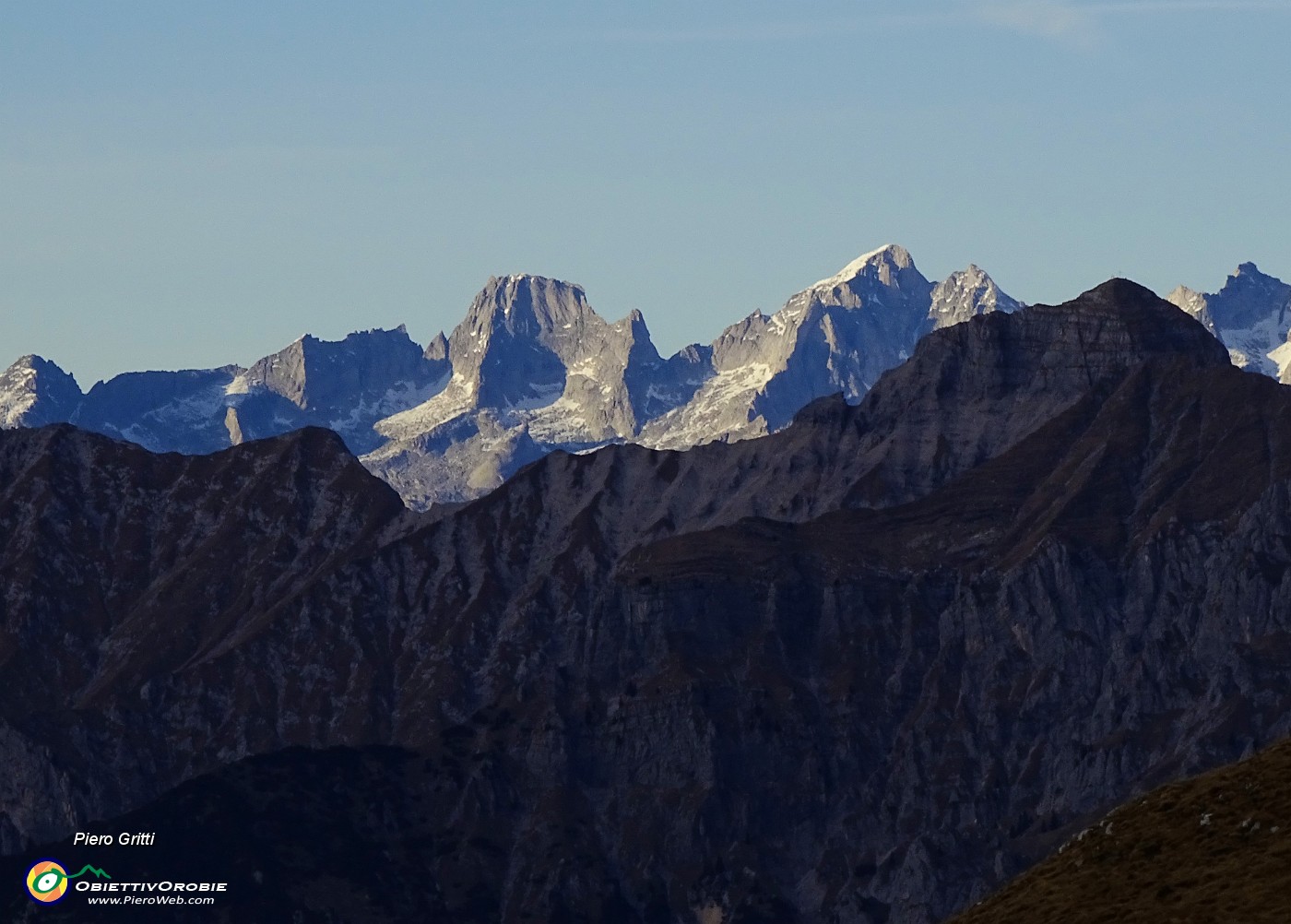 67 Zoom in Badile e Cengalo con Pegherolo in primo piano.JPG -                                